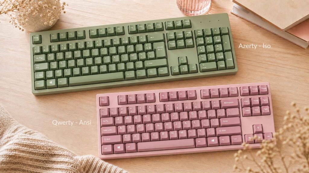 keycaps-azerty-ou-qwerty-quelles-differences Deux claviers mécaniques représentant les dispositions AZERTY et QWERTY