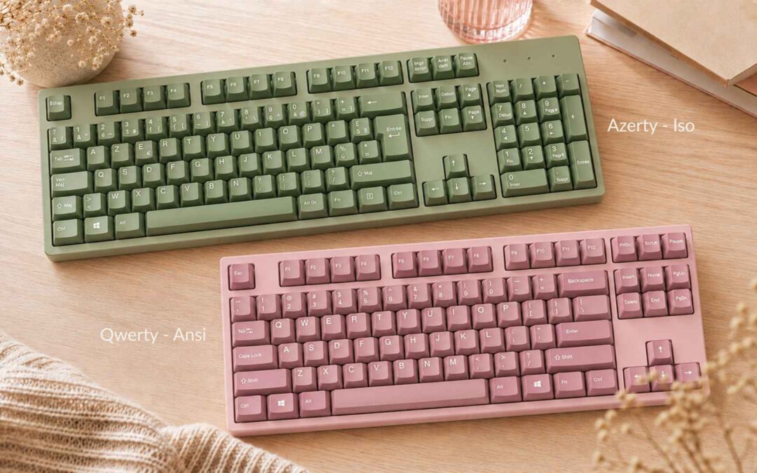 Deux claviers mécaniques représentant les dispositions AZERTY et QWERTY